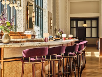 2 bars/lounges at The Crawford Hotel