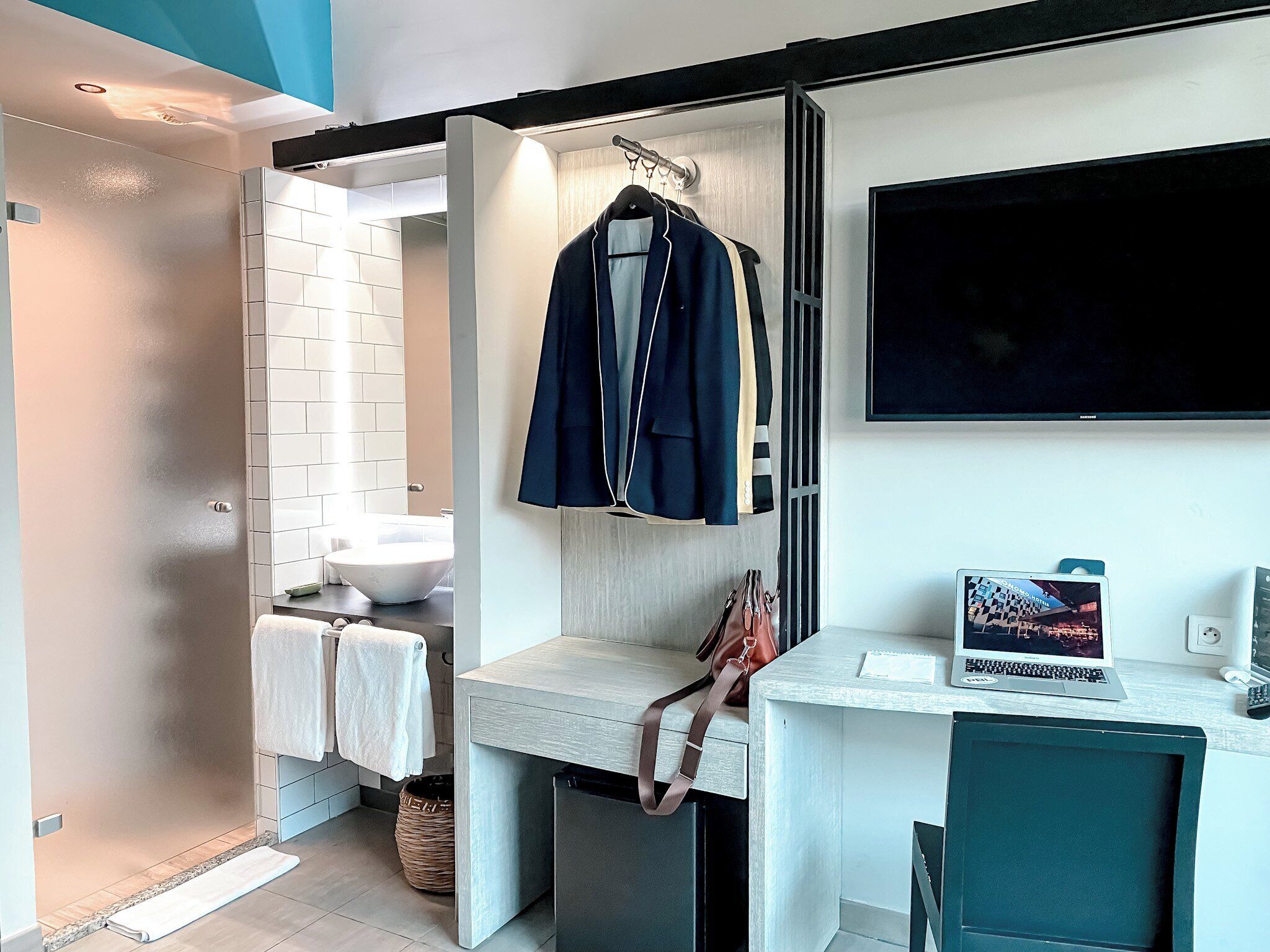 Standard Room, 1 Queen Bed | Bathroom | Shower, free toiletries, hair dryer, towels