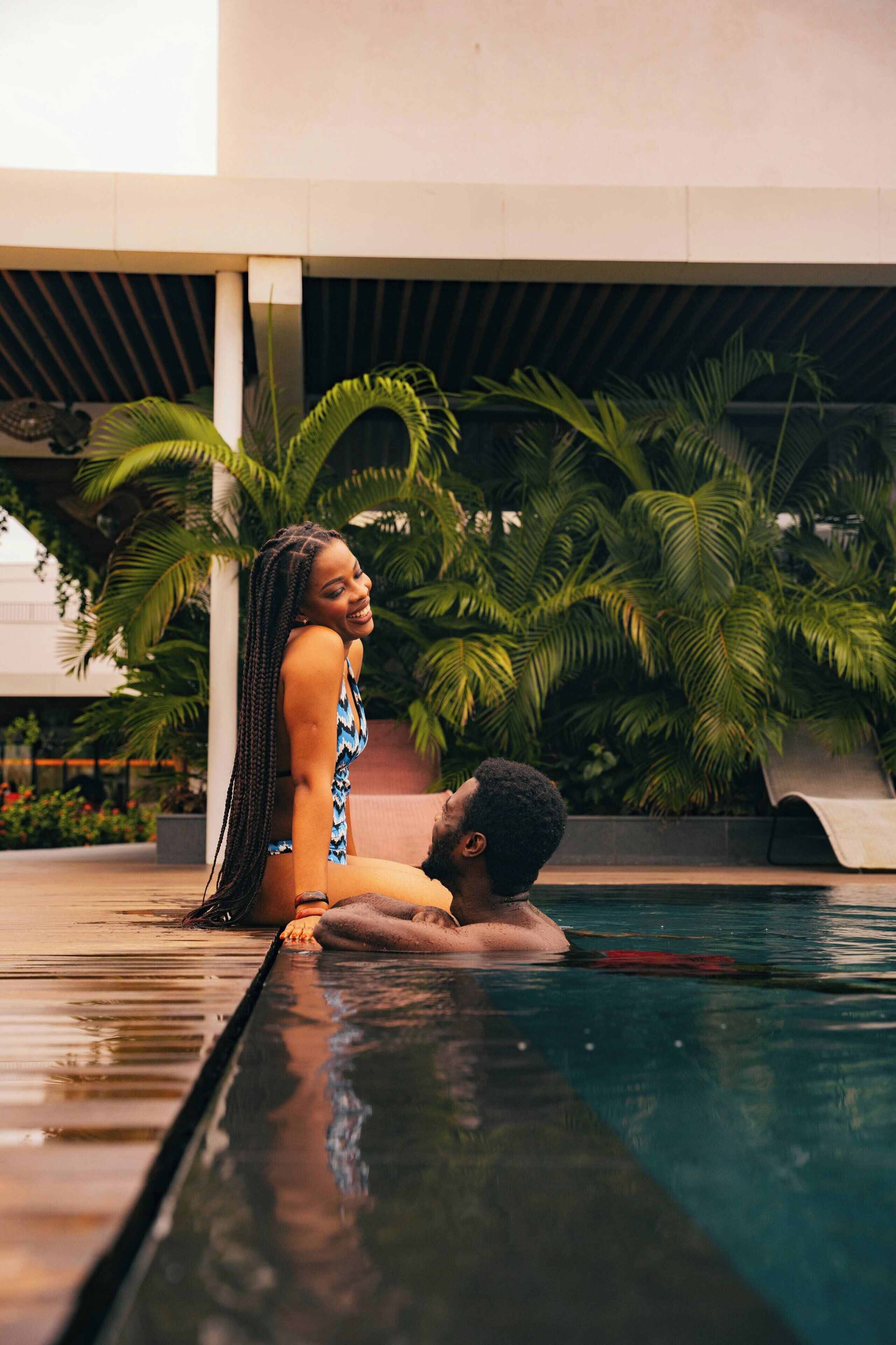 Kolam renang outdoor, dengan kursi berjemur