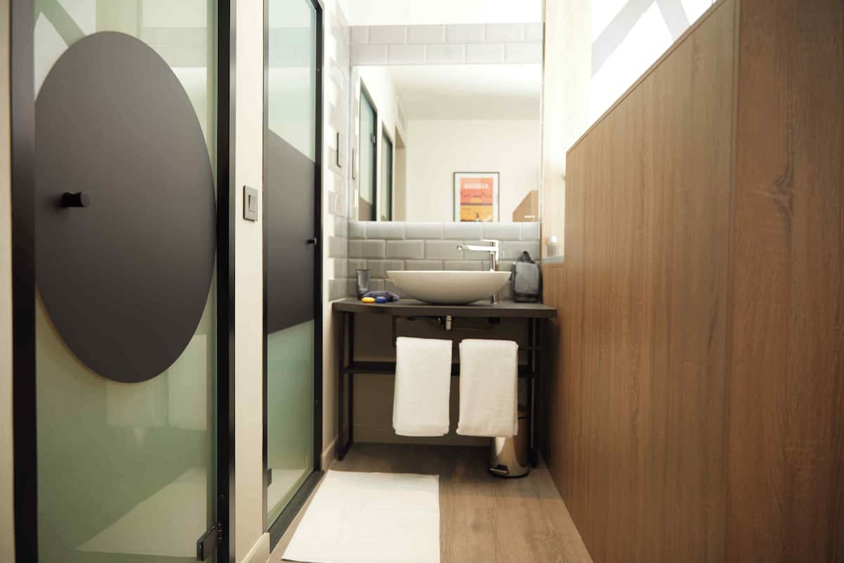 Habitación superior, 1 cama matrimonial | Baño | Regadera, amenidades de baño gratuitas, secadora de cabello, toallas