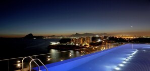 Outdoor pool, pool umbrellas, pool loungers - H Niteroi Hotel (Niteroi)