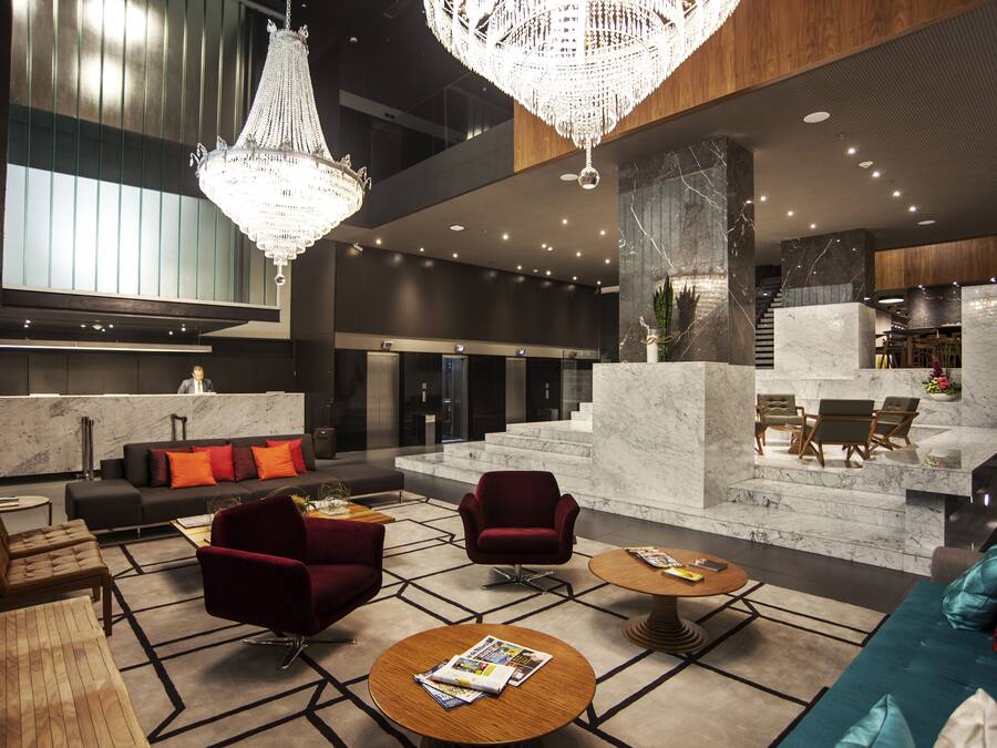 2 bars/lounges, poolside bar