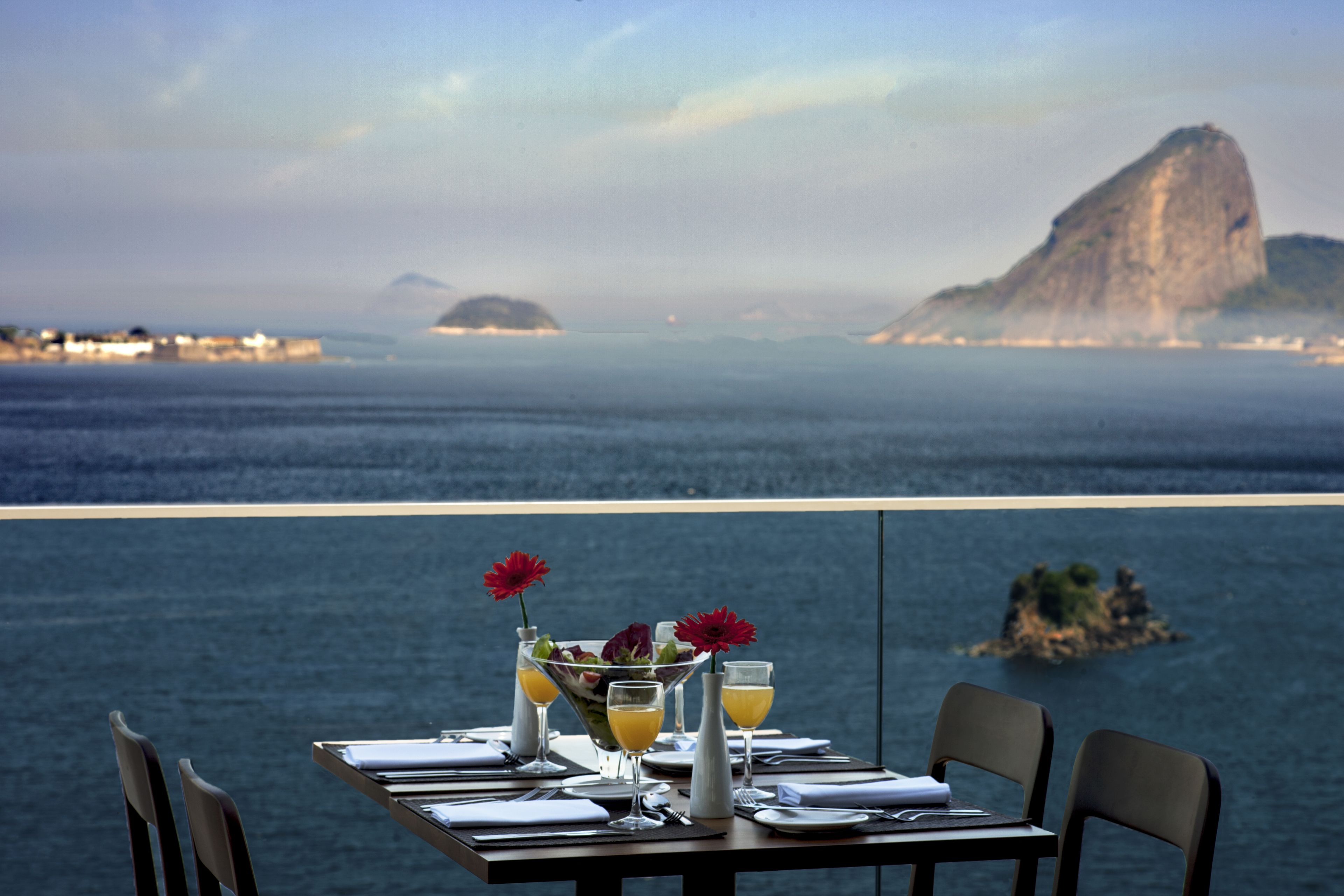 2 bars/lounges, poolside bar