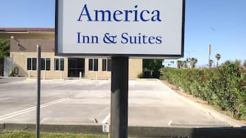 Señalización para America Inn & Suites.