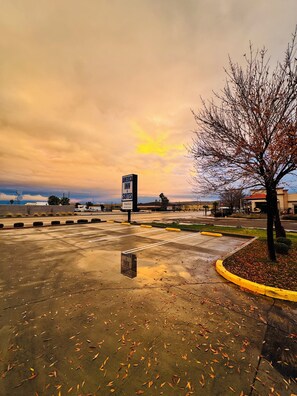 Free self parking - America Inn & Suites (Ridgecrest)