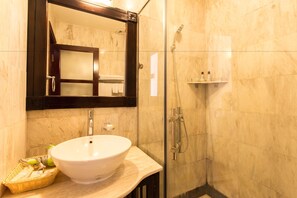 Shower, hair dryer, slippers, towels - Mai Chau Lodge (Mai Chau)