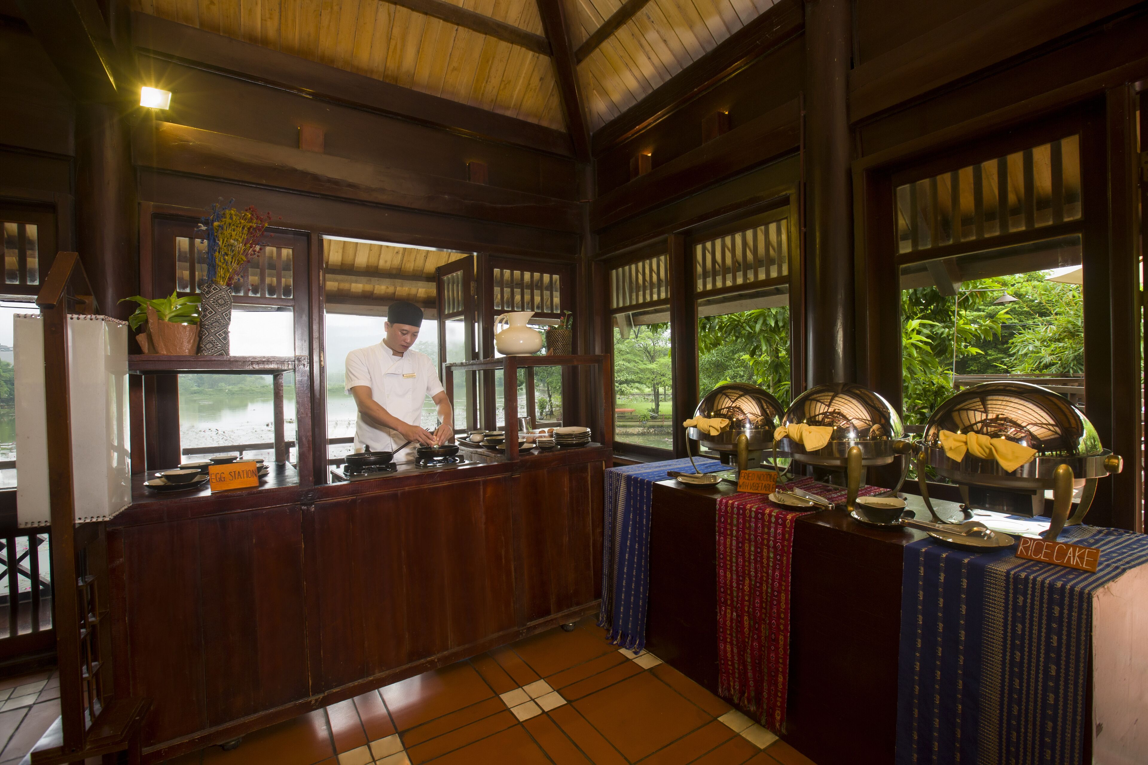 breakfast, lunch, dinner served; international cuisine