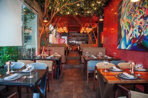 7 restaurants servant le petit déjeuner, le déjeuner et le dîner