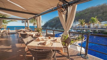7 restaurantes, se sirven desayunos, comidas, cenas y cocina mexicana