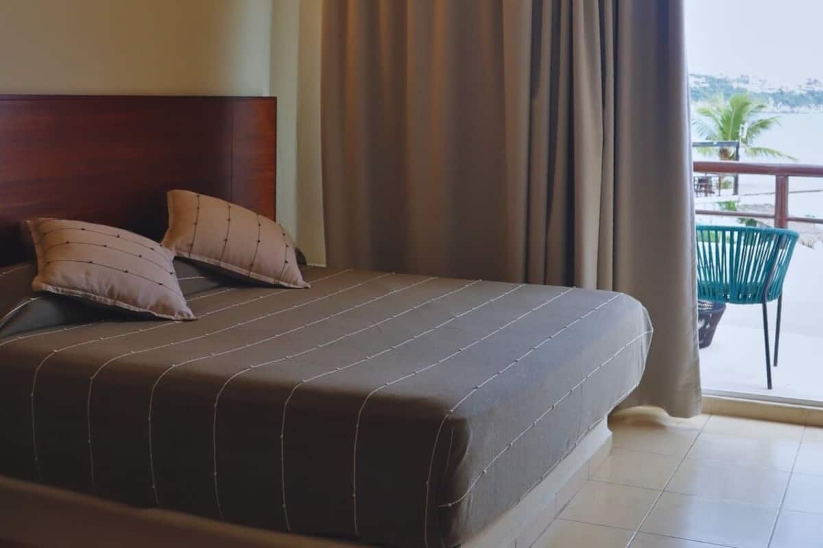Habitación estándar, 1 cama King size, vista al mar | Ropa de cama de alta calidad y caja de seguridad en la habitación