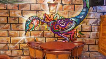 Um mural com uma cobra colorida em uma parede de tijolos.