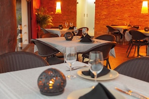 7 restaurants, breakfast, lunch, dinner served; Mexican cuisine