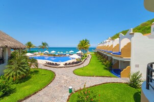 2 piscinas al aire libre, sillones reclinables de piscina