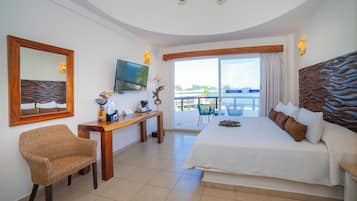 Habitación estándar, 1 cama de matrimonio grande, vistas al mar | Ropa de cama de alta calidad, caja fuerte, escritorio y cortinas opacas