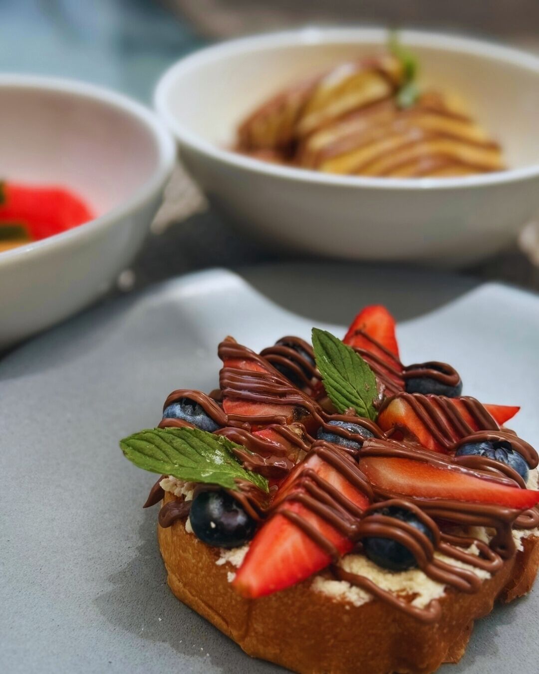 Ein Dessert mit Schokolade und Früchten auf einem Teller.