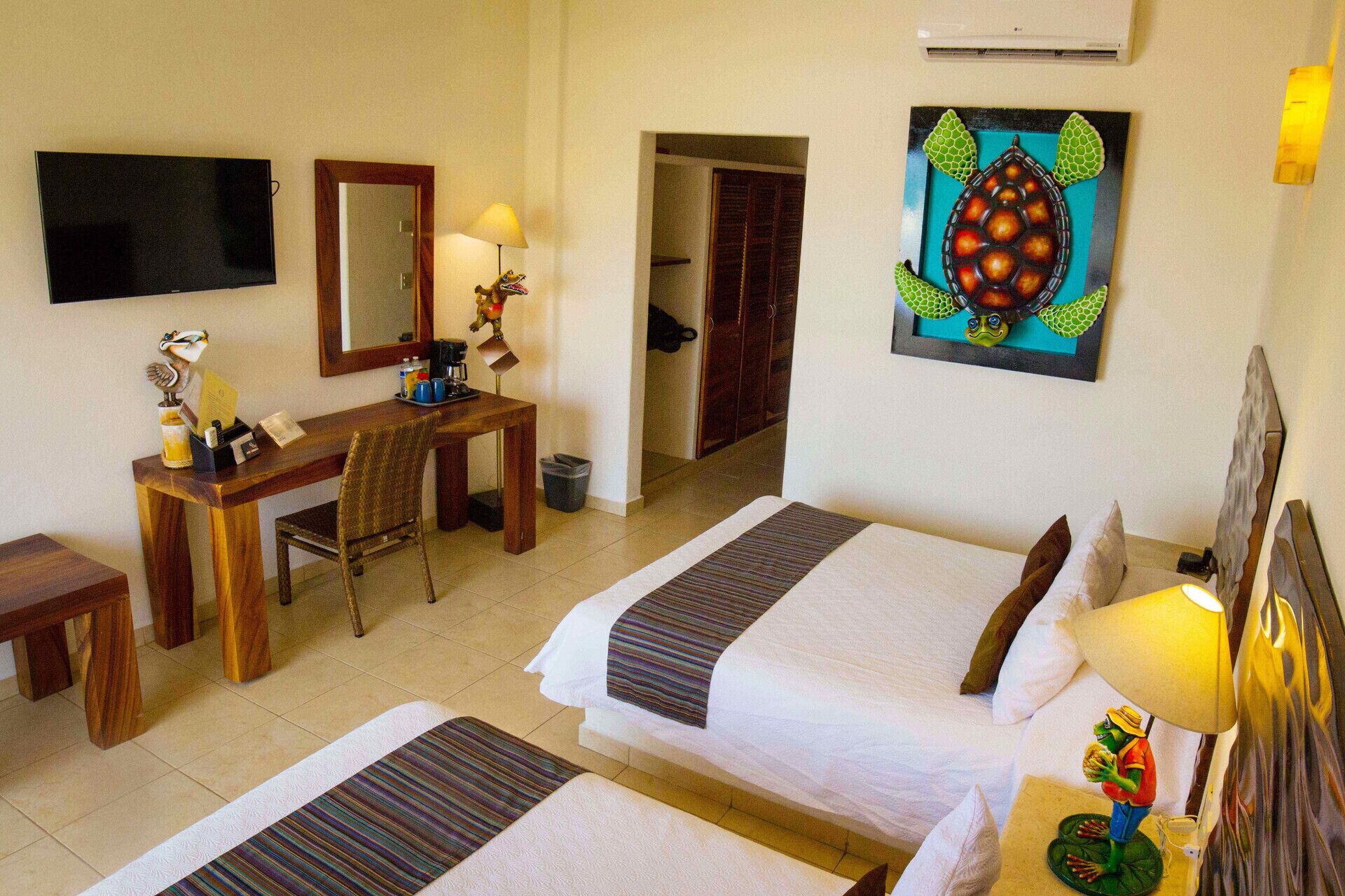 Literie de qualité, coffre-fort, bureau, rideaux d’obscurcissement