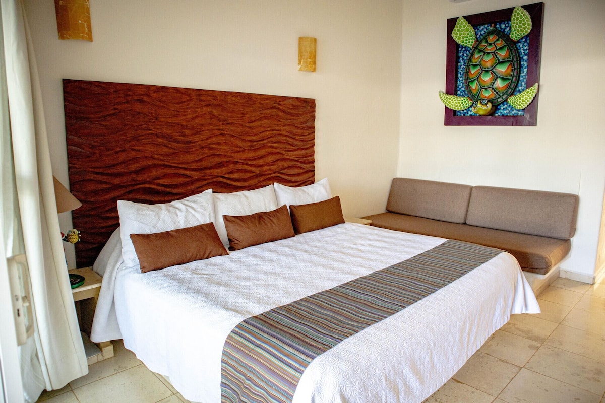 Premium bedding, in-room safe, desk, blackout drapes
