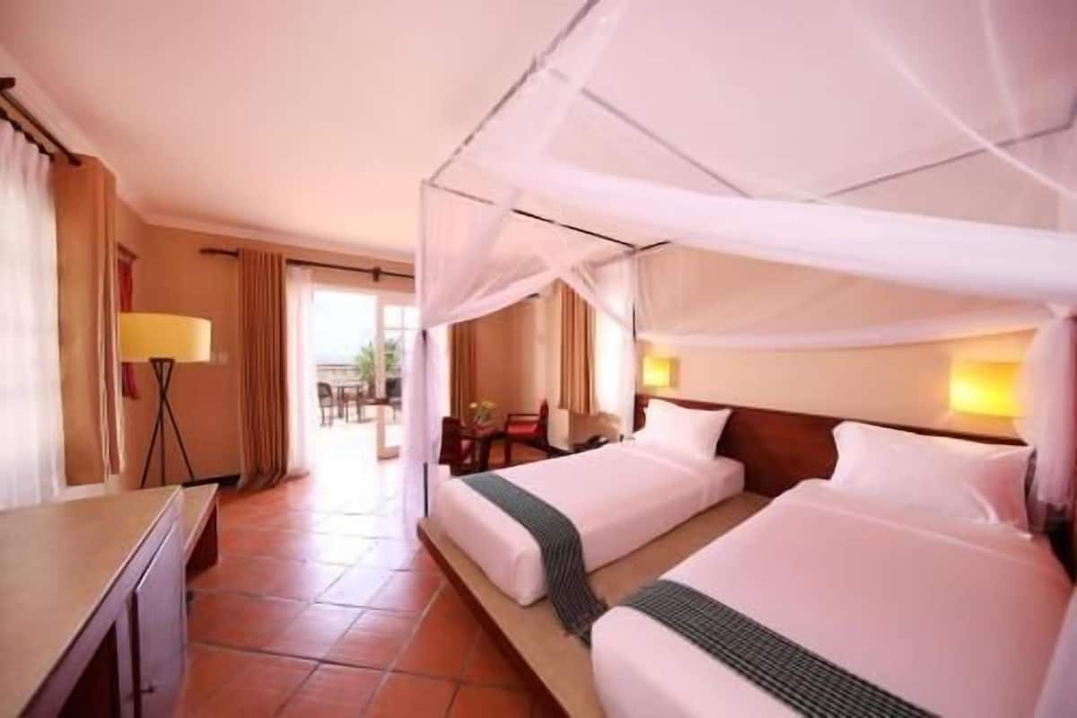 Minibar, caja de seguridad en la habitación y escritorio