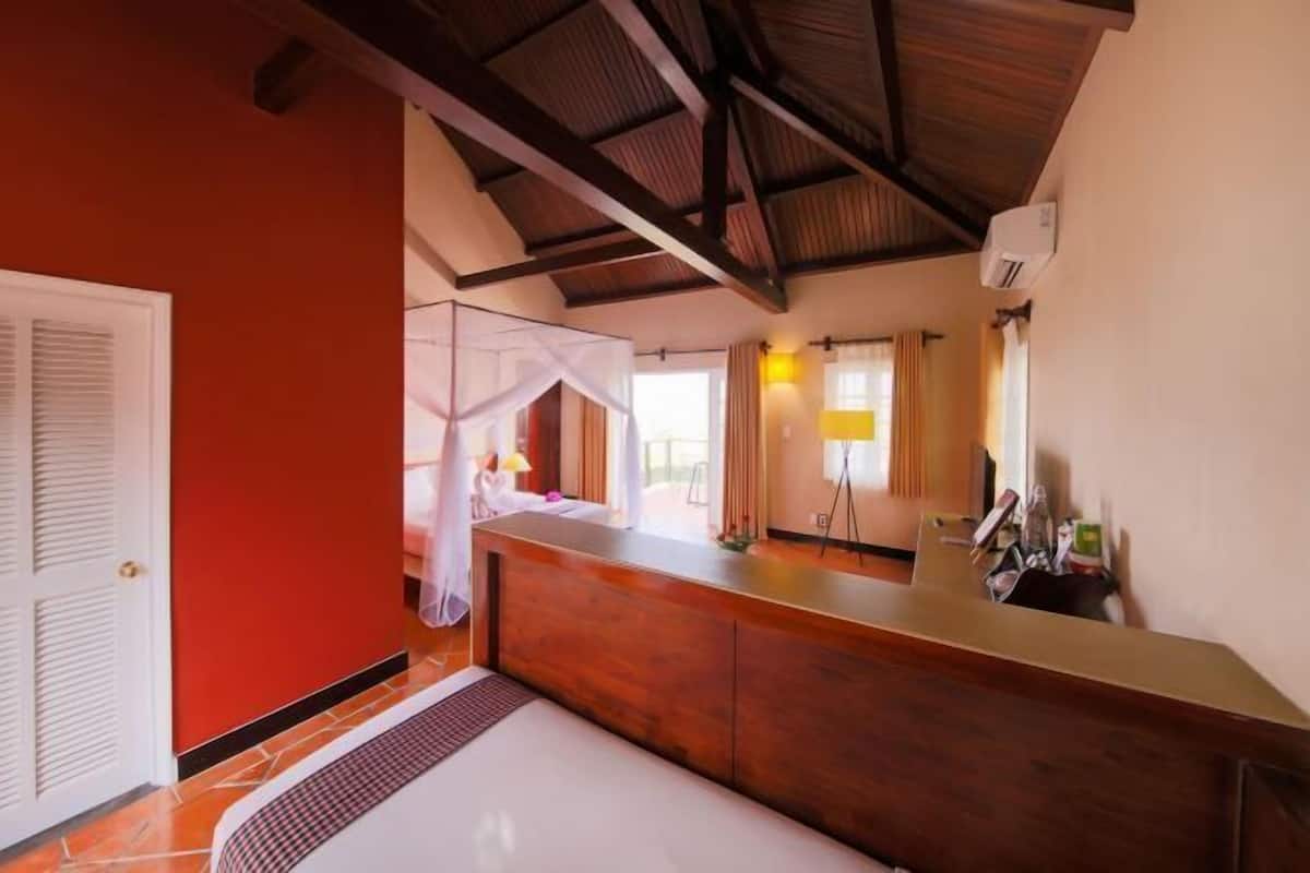 Minibar, caja de seguridad en la habitación y escritorio