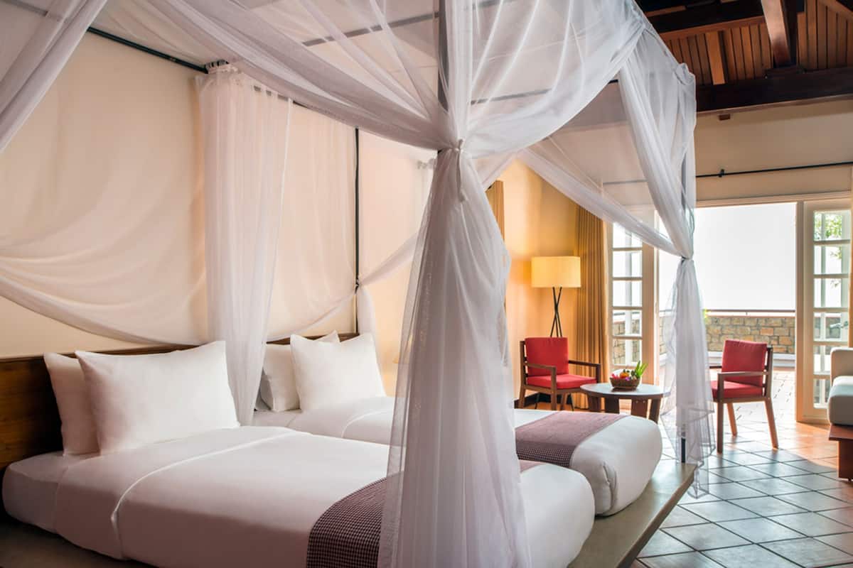 Minibar, caja de seguridad en la habitación y escritorio