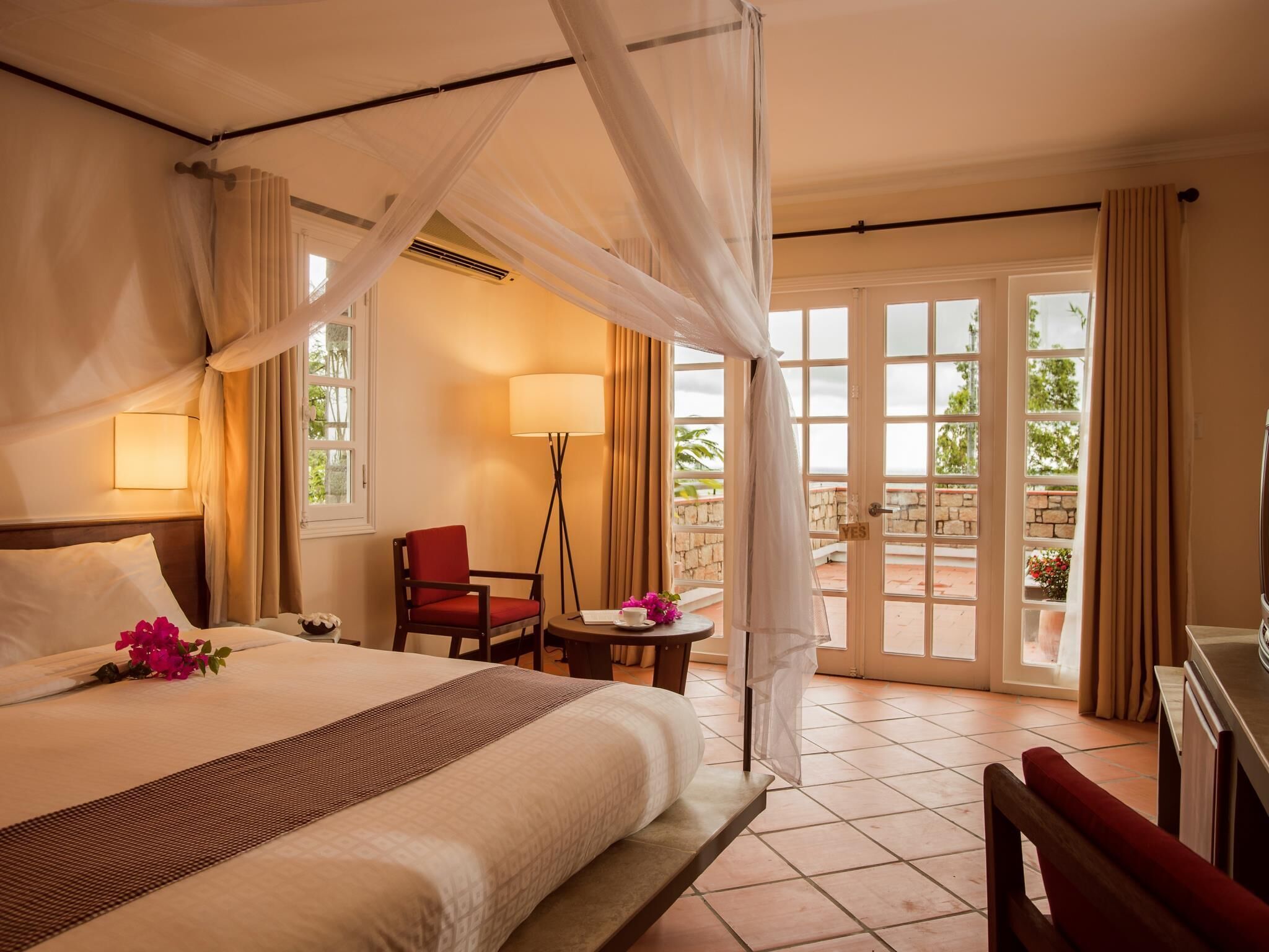 Minibar, caja de seguridad en la habitación y escritorio 