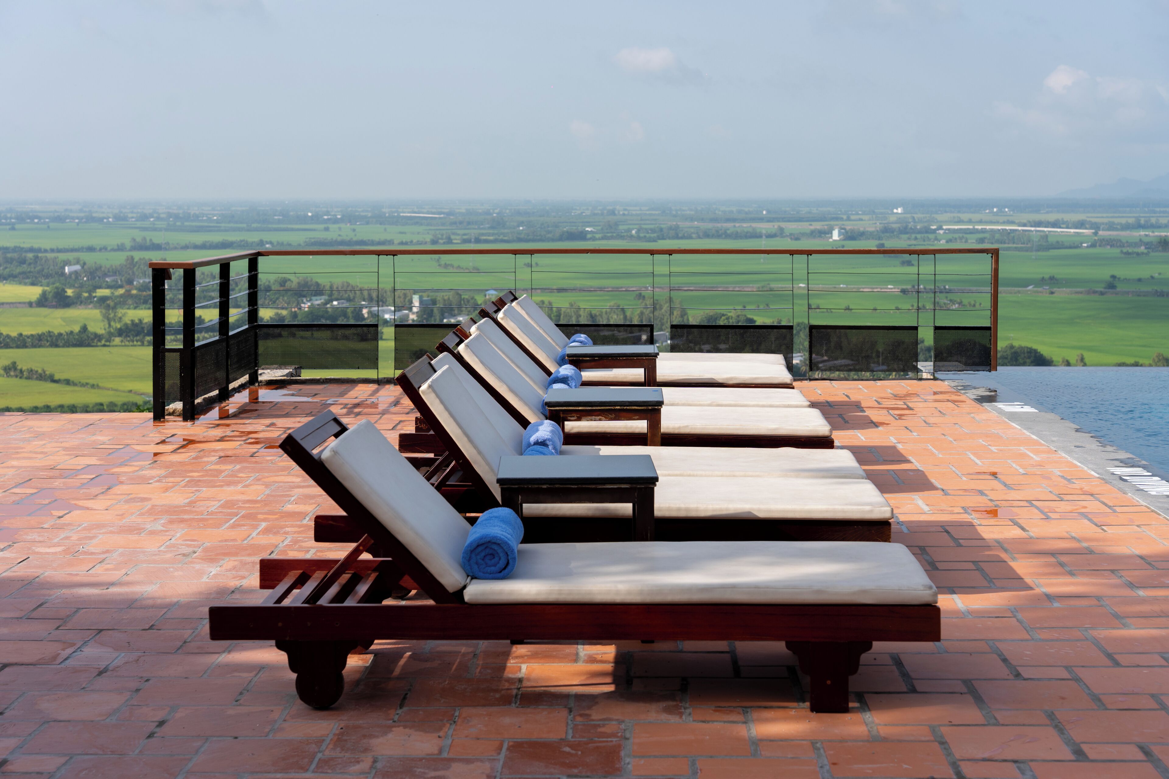 Una terrazza con lettini e vista sulla campagna.