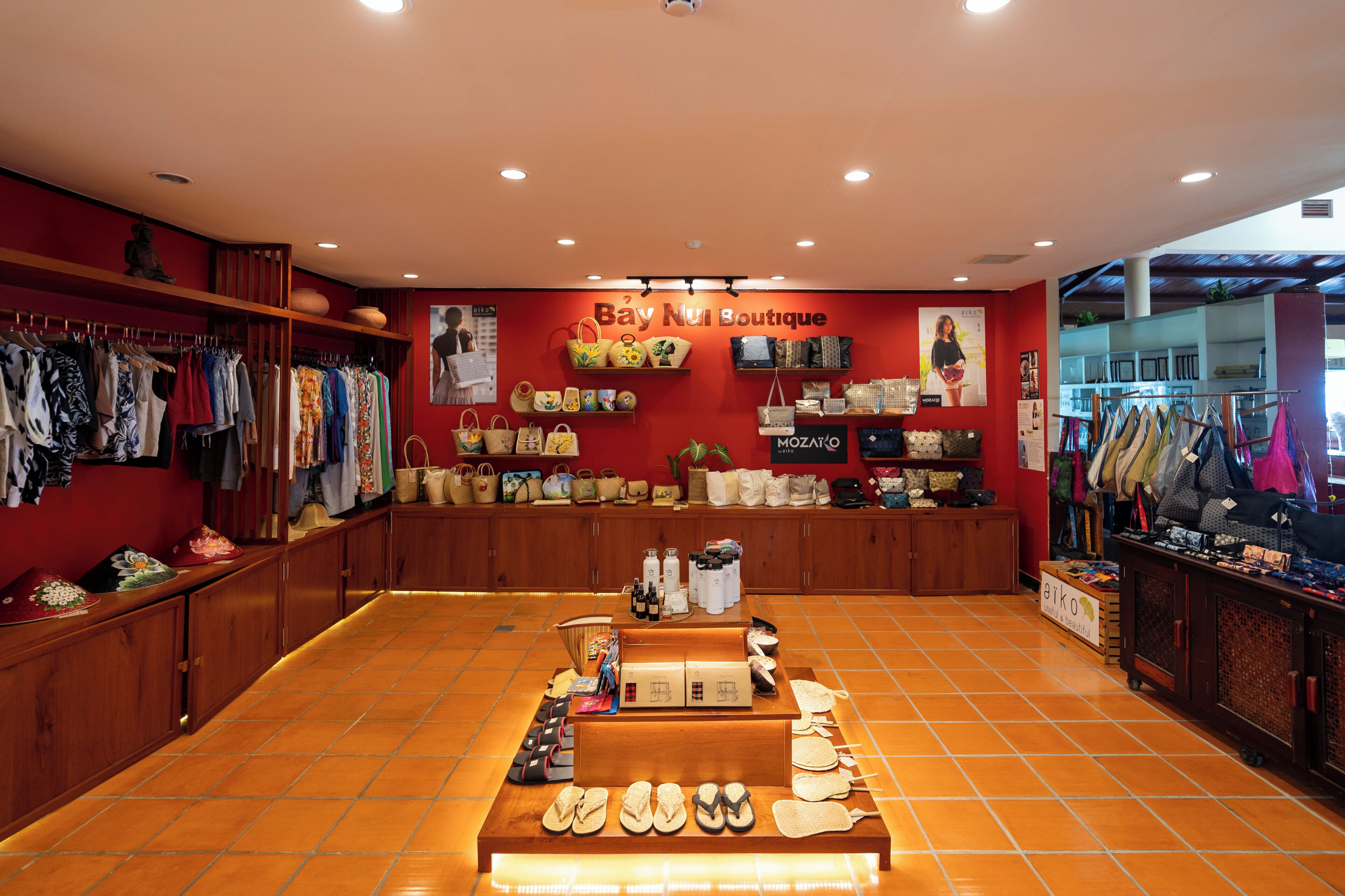 Een boetiek met een ruim assortiment aan tassen en accessoires.
