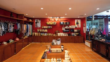 Een boetiek met een ruim assortiment aan tassen en accessoires.