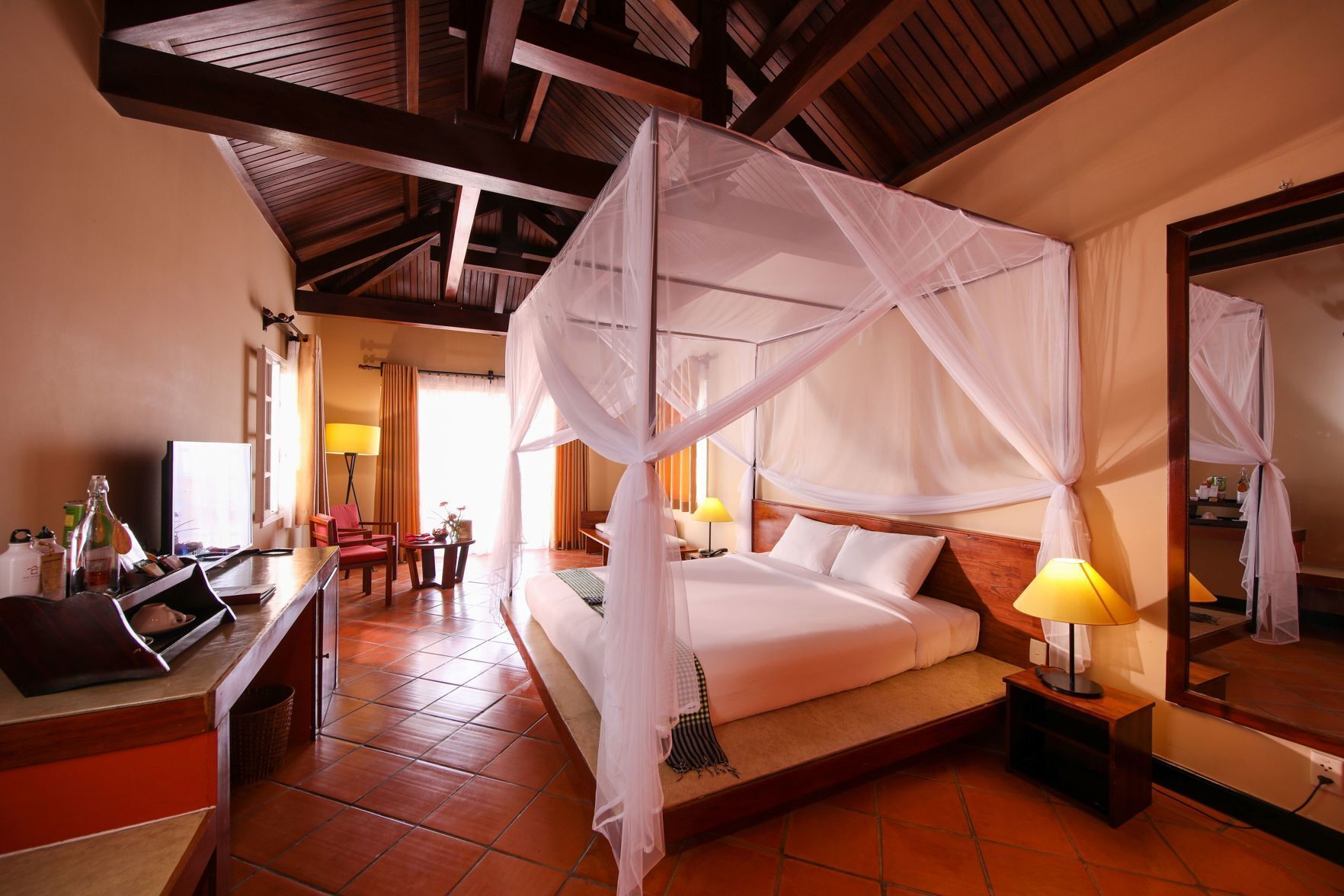 Minibar, caja de seguridad en la habitación y escritorio 