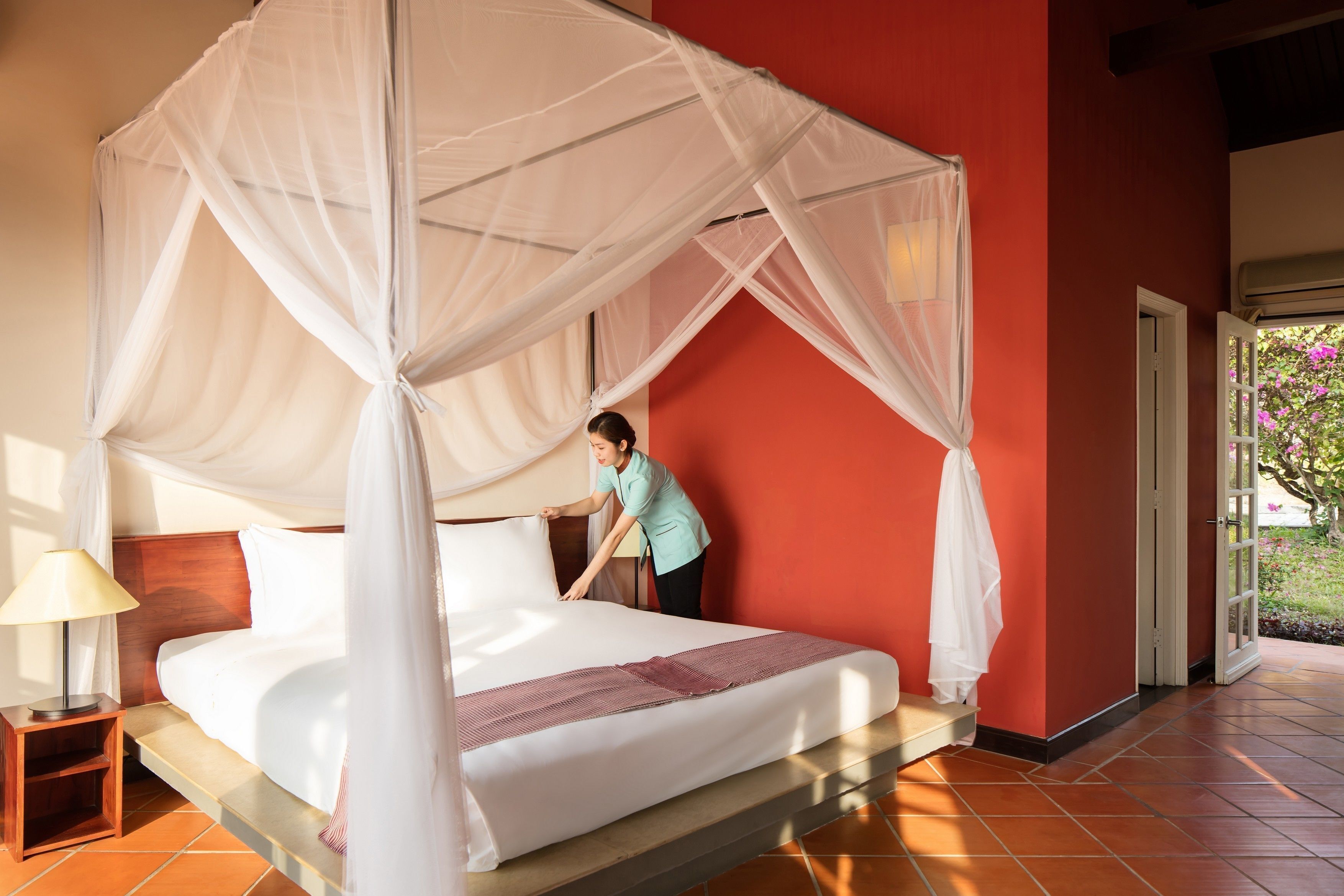 Minibar, caja de seguridad en la habitación y escritorio 