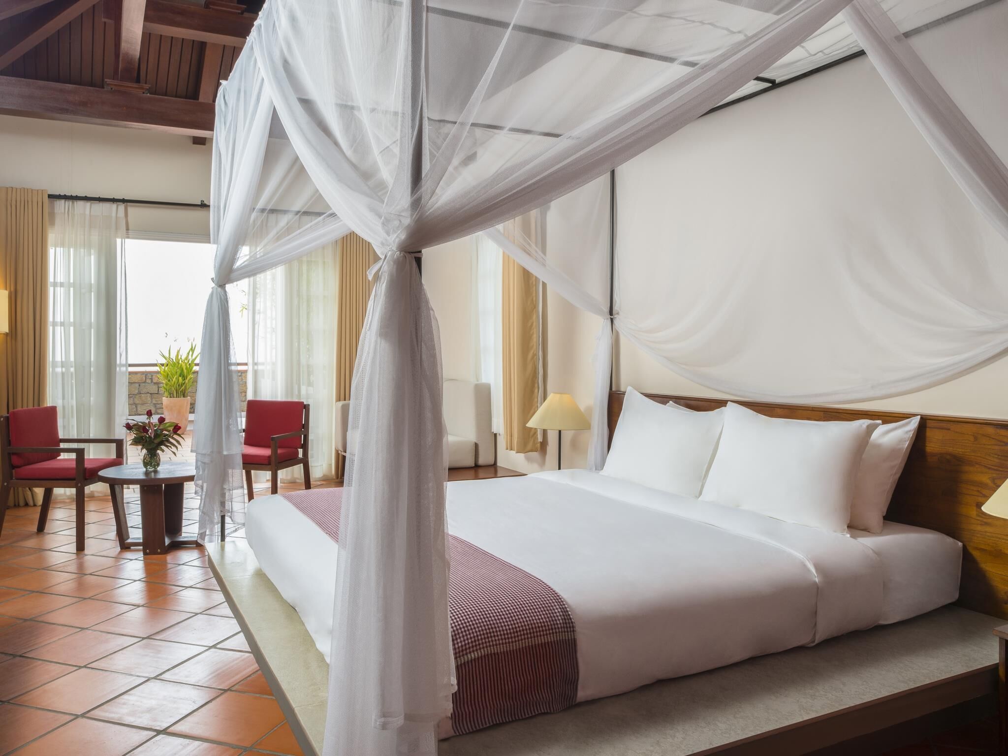 Minibar, caja de seguridad en la habitación y escritorio 