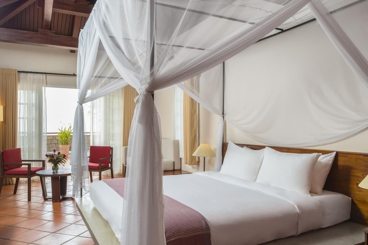 Minibar, caja de seguridad en la habitación y escritorio