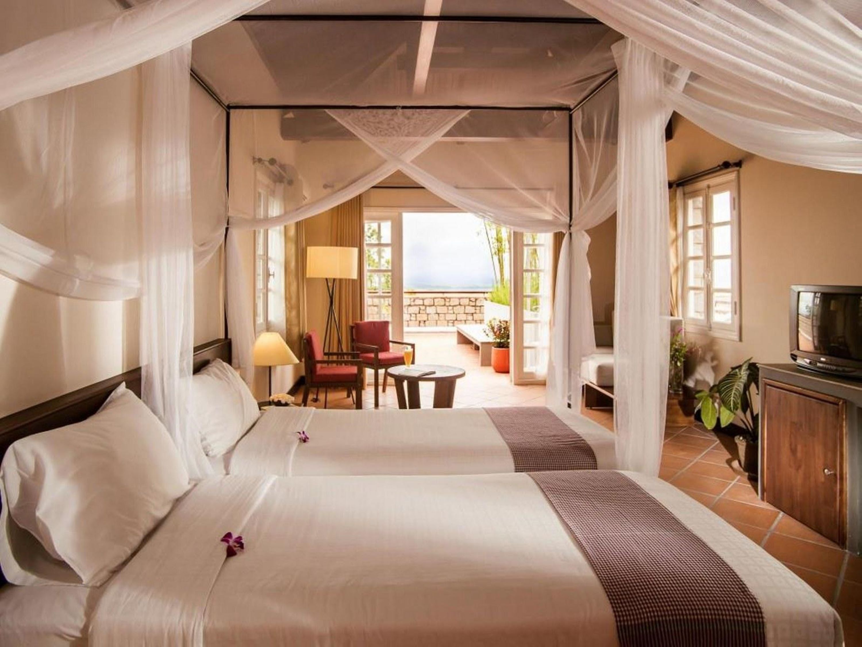 Minibar, caja de seguridad en la habitación y escritorio 