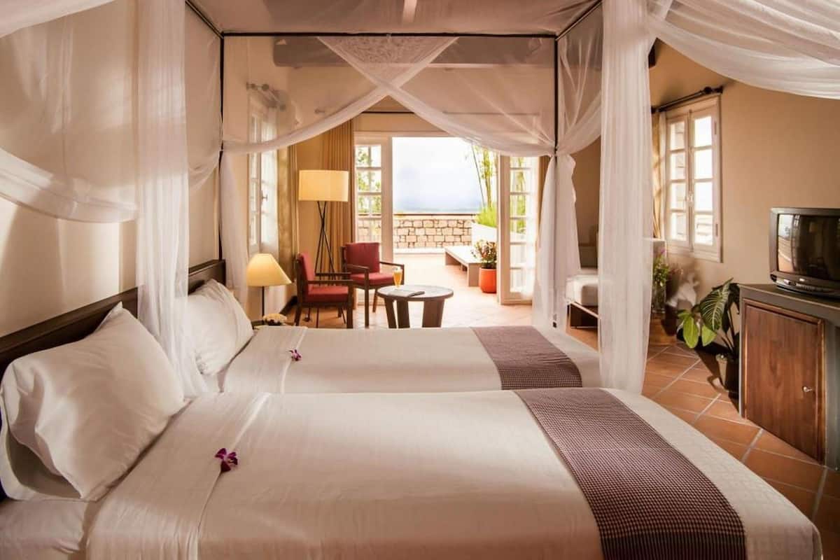 Minibar, caja de seguridad en la habitación y escritorio