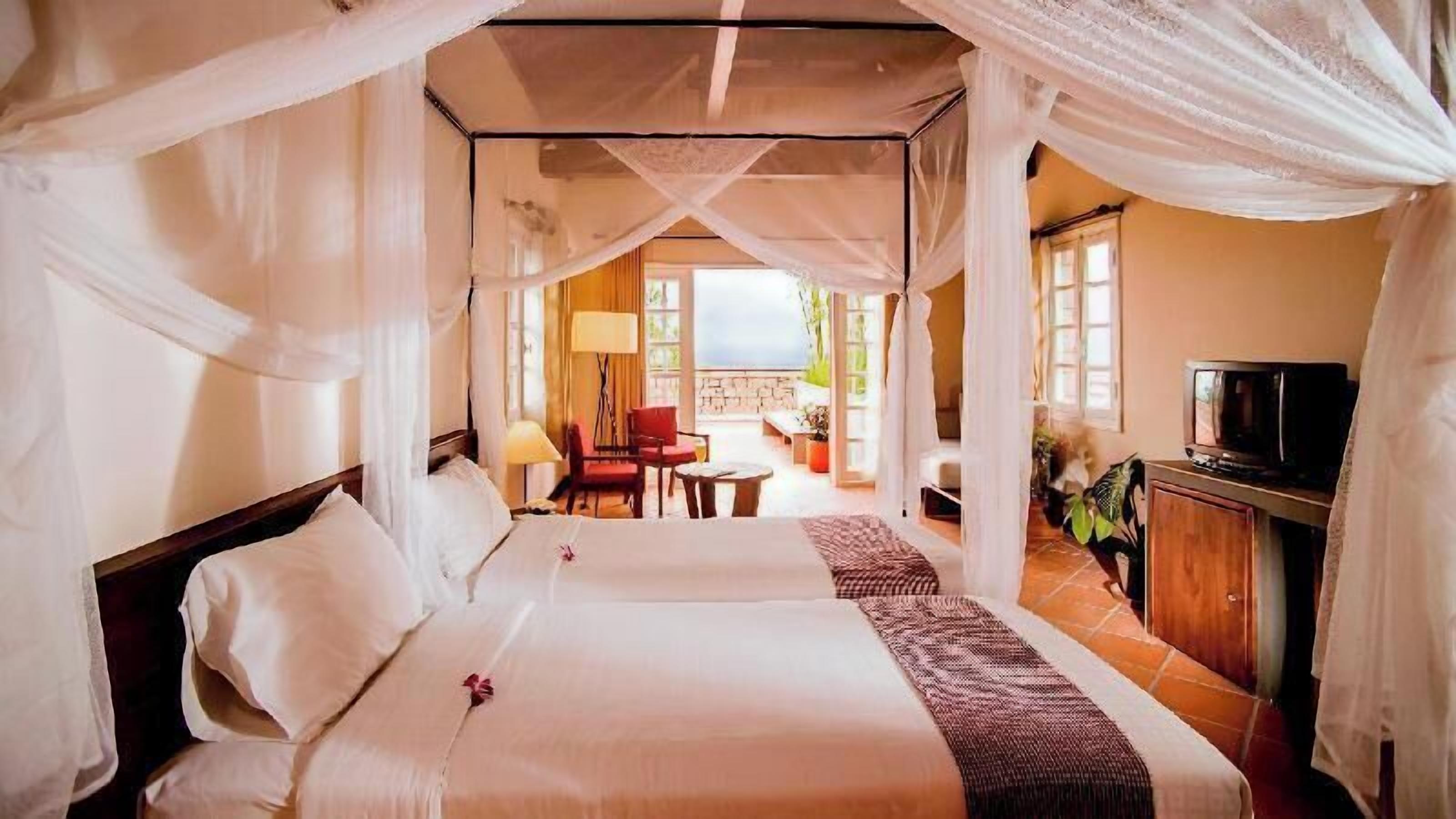 Minibar, caja de seguridad en la habitación y escritorio 