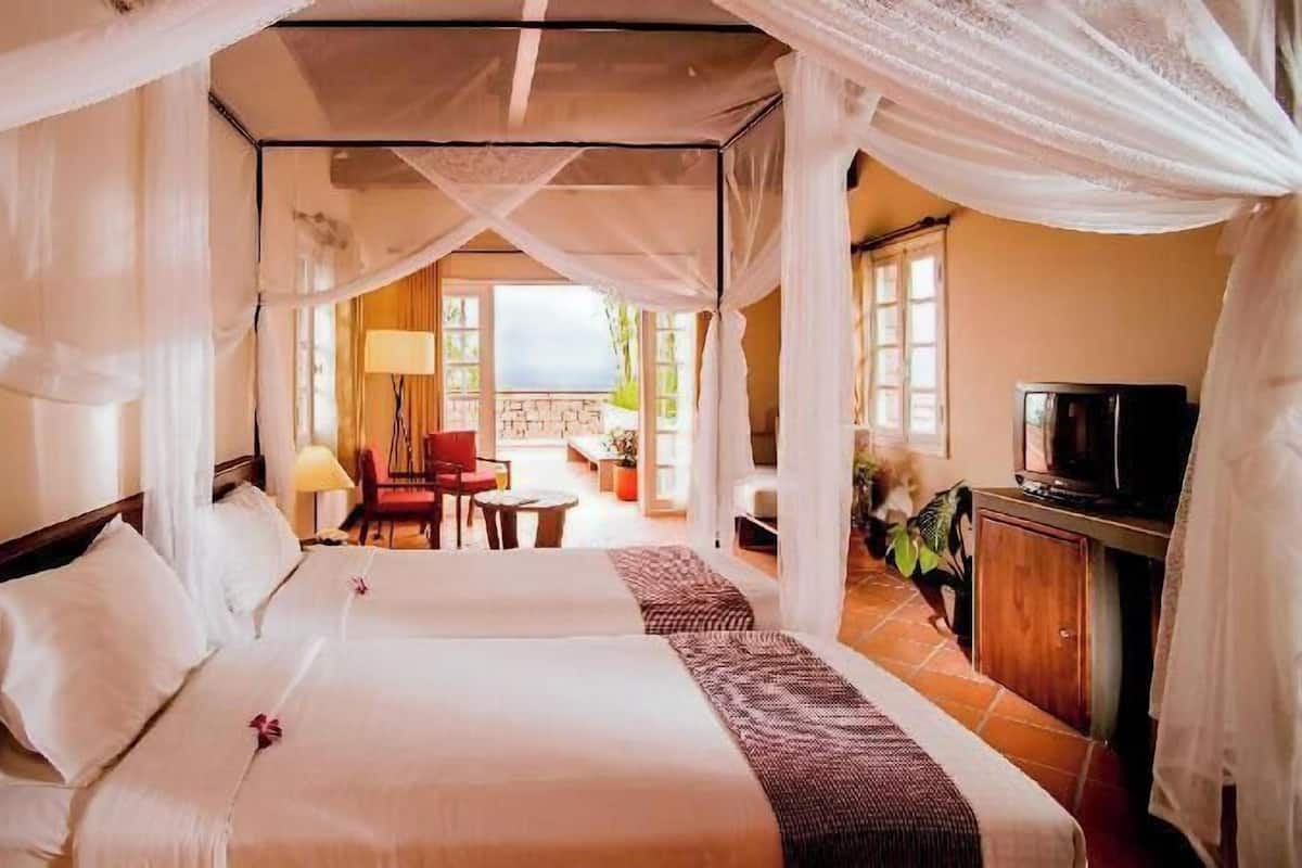 Minibar, caja de seguridad en la habitación y escritorio