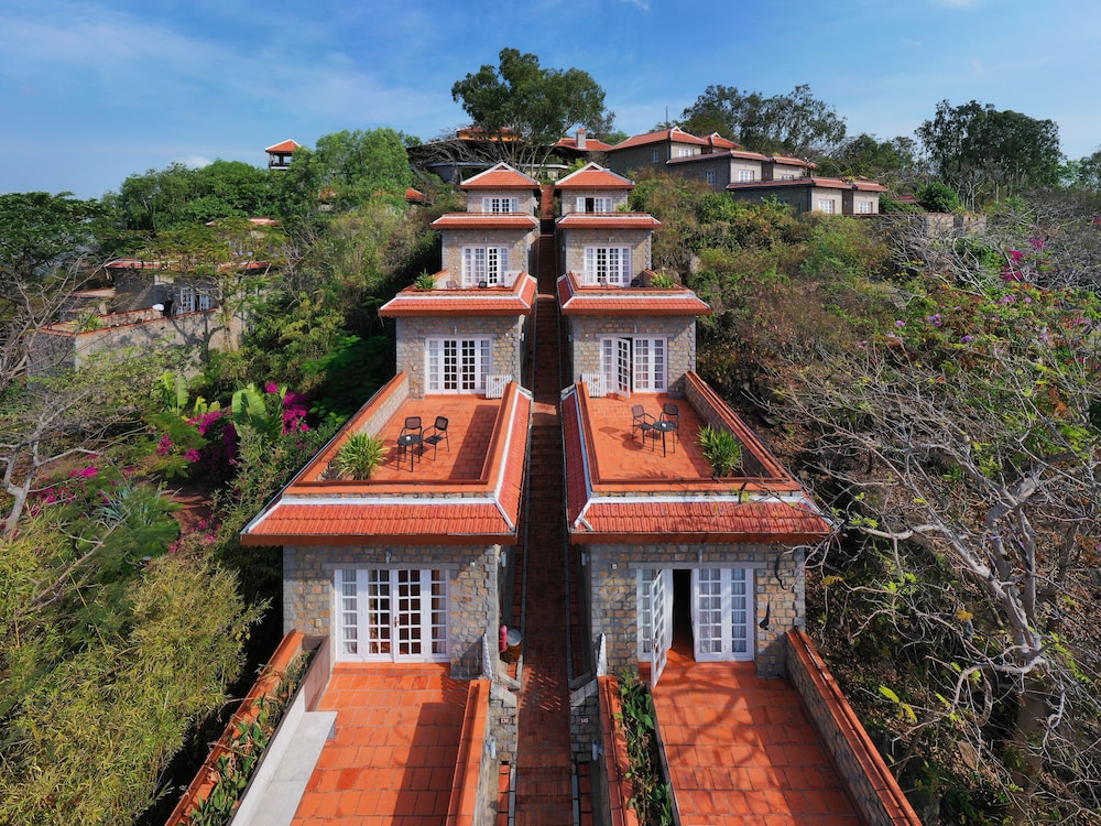 Victoria Nui Sam Lodge by null