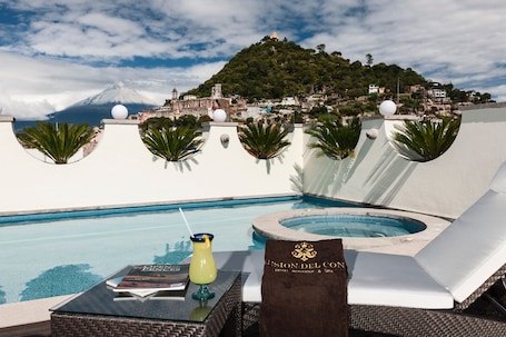 Una piscina al aire libre. Hotel Mansión del Conde - Adults Only