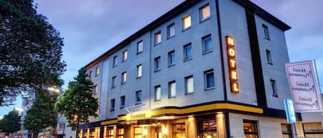 Vista frontal de la propiedad