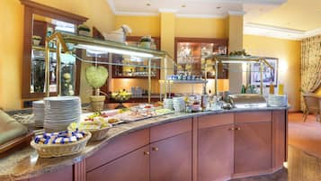 Desayuno buffet diario (EUR 14 por persona)