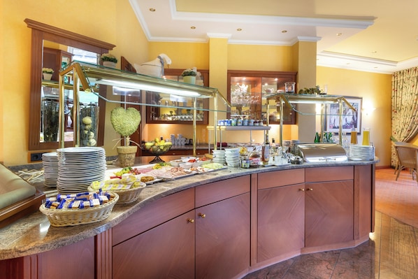 Desayuno buffet diario (EUR 14 por persona)