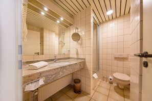 Kamar Twin | Kamar mandi | Perlengkapan mandi gratis, pengering rambut,  dan handuk