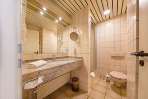 Twin Room | Bathroom | Free toiletries, hair dryer, towels
