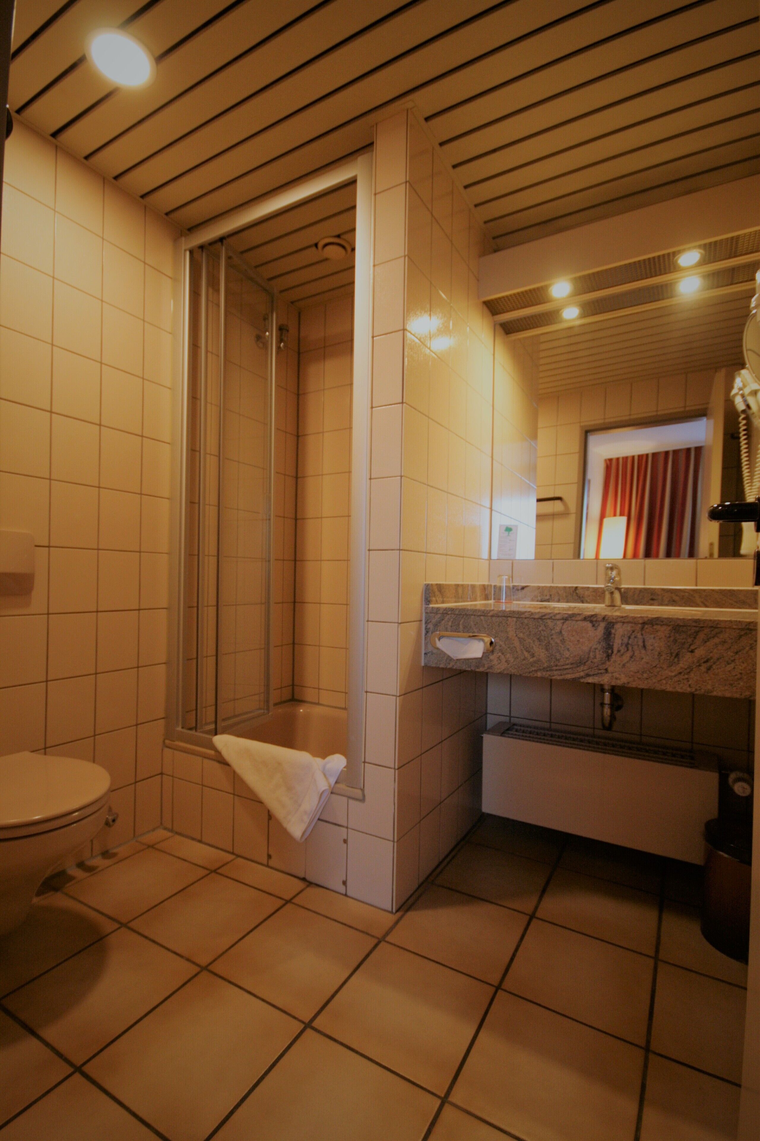 comfort double room | bathroom | free toiletries, hair dryer, towels