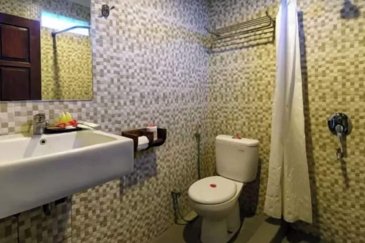 Badezimmer | Kostenlose Toilettenartikel, Haartrockner, Bademäntel, Hausschuhe