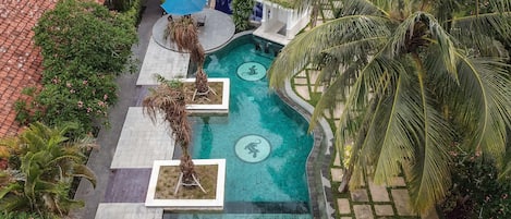 Piscine extérieure, parasols de plage, chaises longues