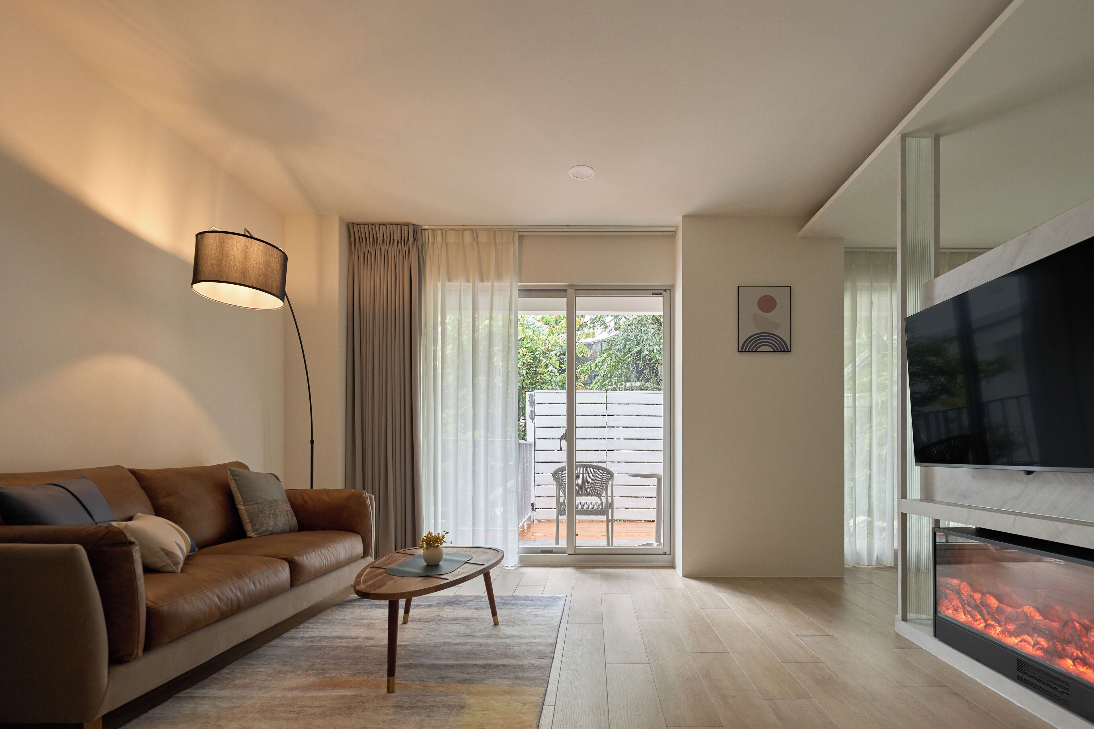 deluxe double room, 1 queen bed, fireplace | living room