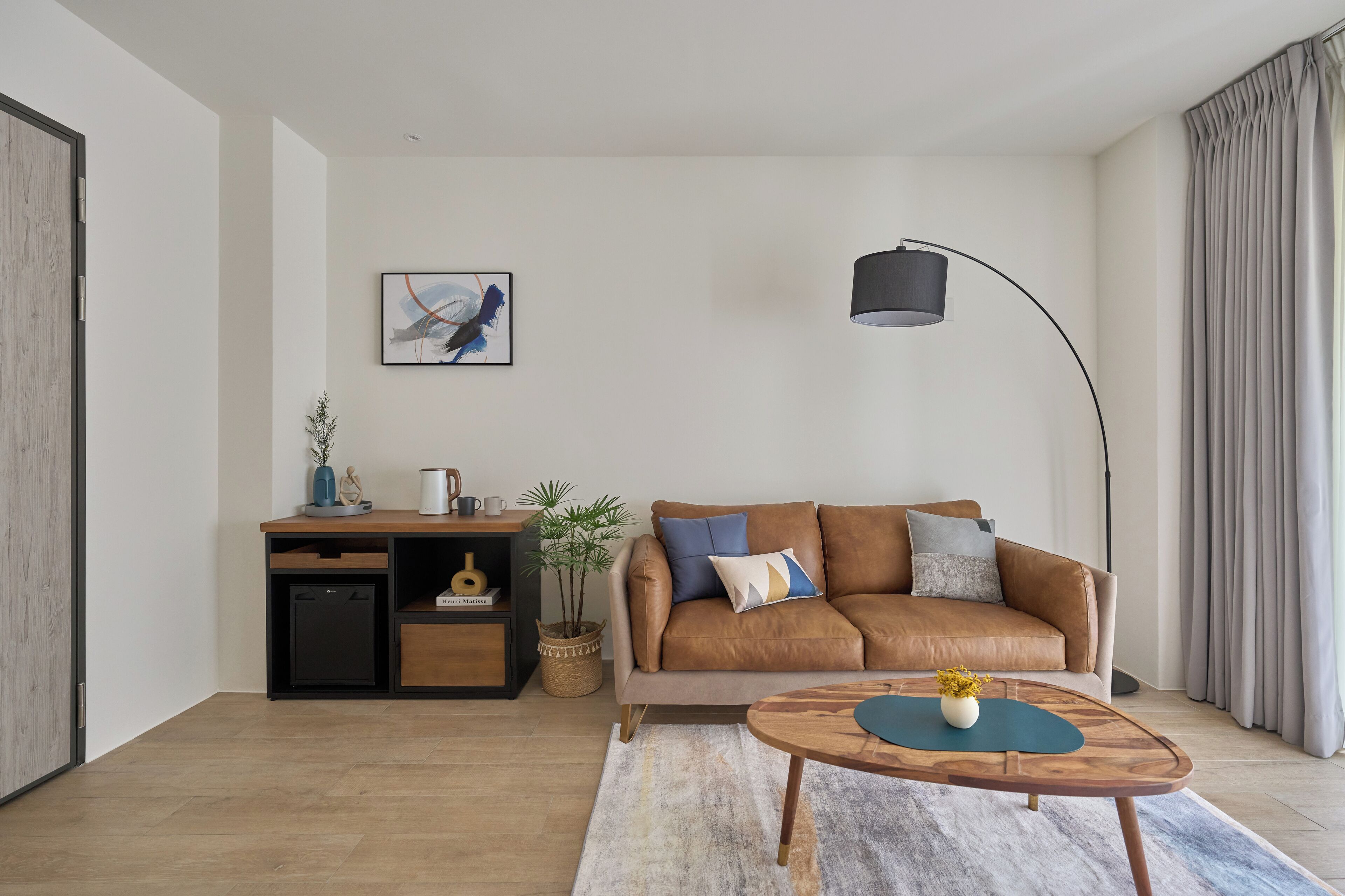 deluxe double room, 1 queen bed, fireplace | living room