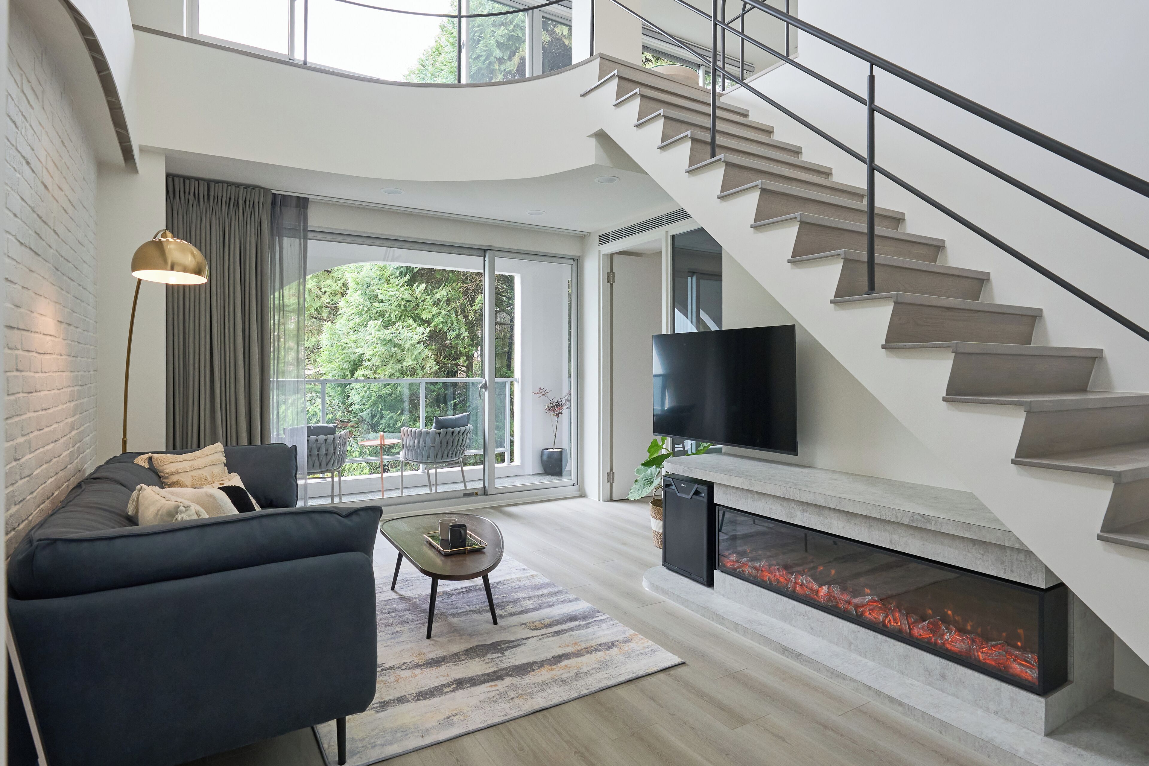 deluxe penthouse, 2 bedrooms, terrace, mezzanine | living room