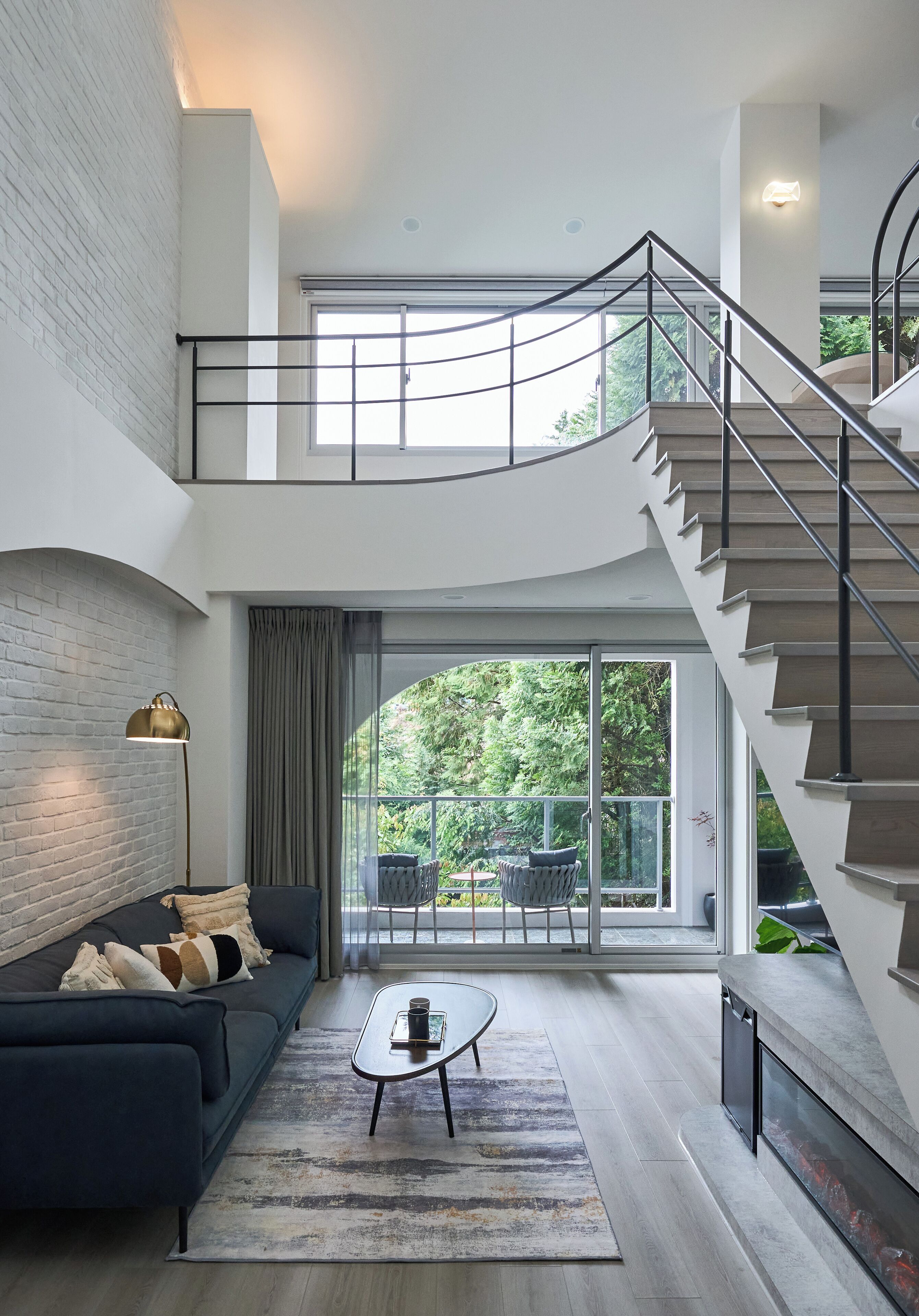 deluxe penthouse, 2 bedrooms, terrace, mezzanine | living room